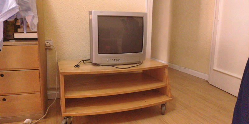 Tele antigua y mueble