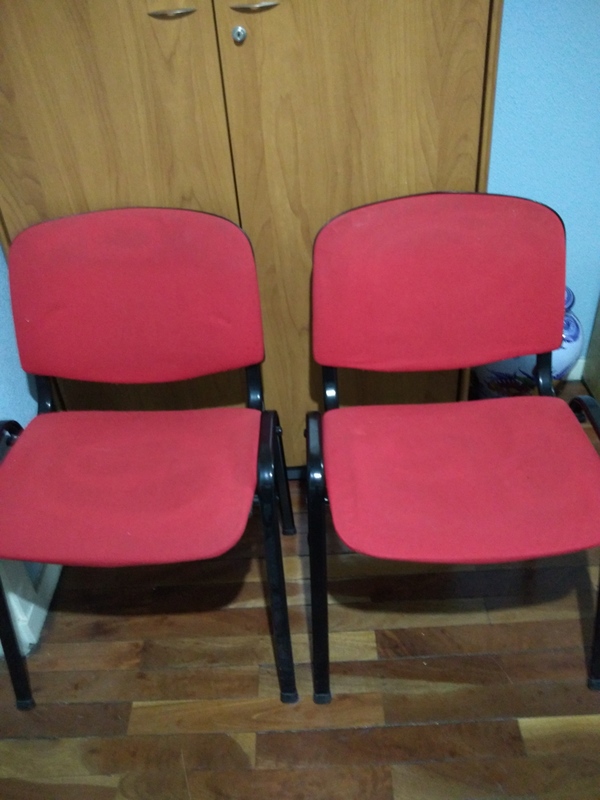 URGE, regalo dos sillas una cajonera de escritorio y un sillón con ruedas para escritorio