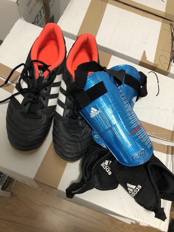 Botas Futbol Sala Talla 43 y Espinilleras