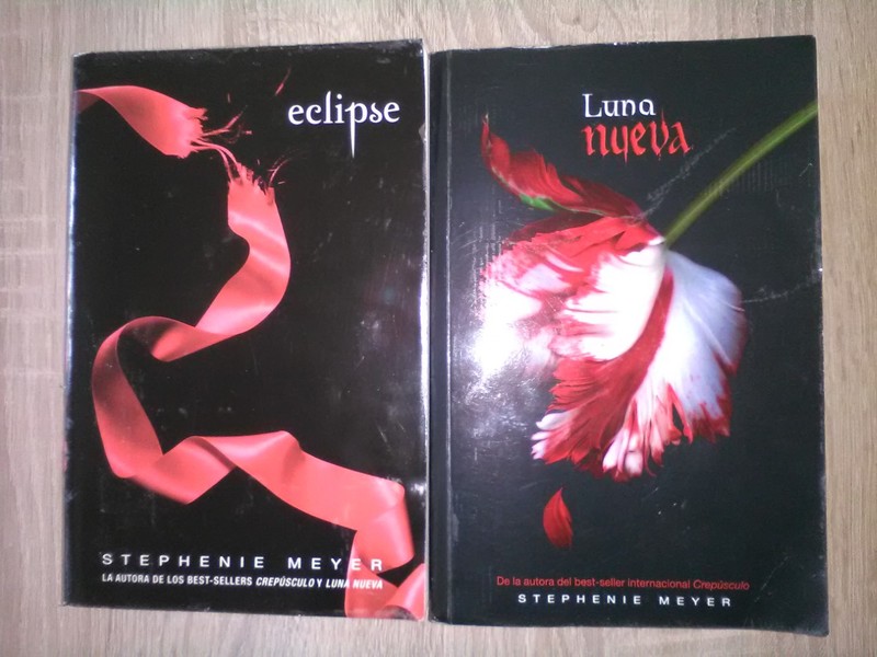 LOTE 4  -  2 Libros.  Luna Nueva y Eclipse. S. Meyer