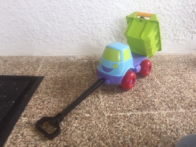 Camion volquete con barra para llevarlo fácilmente. 