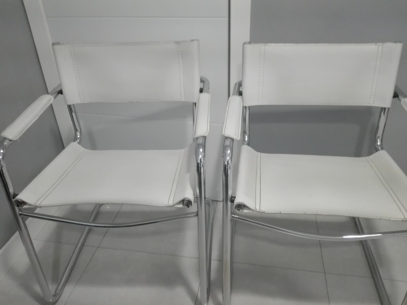 Dos sillas confidente blancas