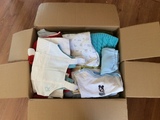 Caja con ropa de niño de 6 meses a 1 año
