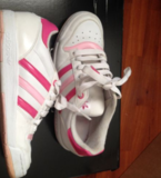 Regalos 2 pares de zapatillas, una peluca y un pantalón 