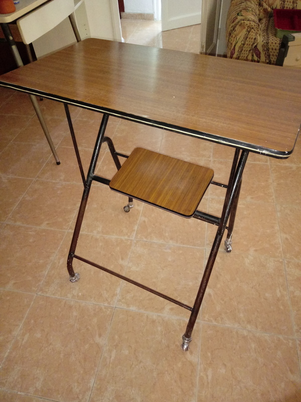 Regalo mesa con ruedas