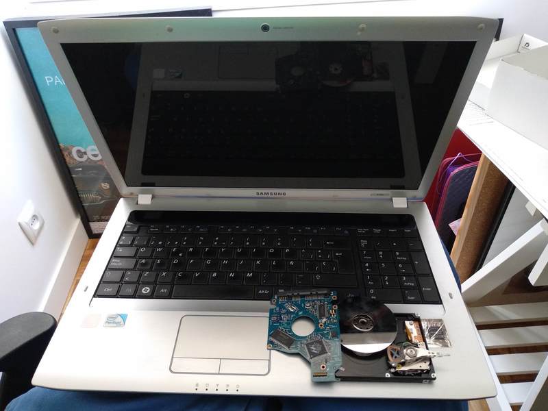 Regalamos portátil sin disco duro para piezas o arreglo