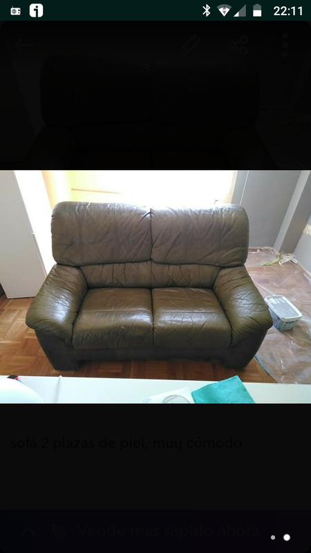 Sofá de dos plazas, color verde oscuro, de piel. Muy cómodo