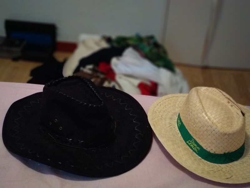 2 sombreros y lote ropa chica talla S Pequeña