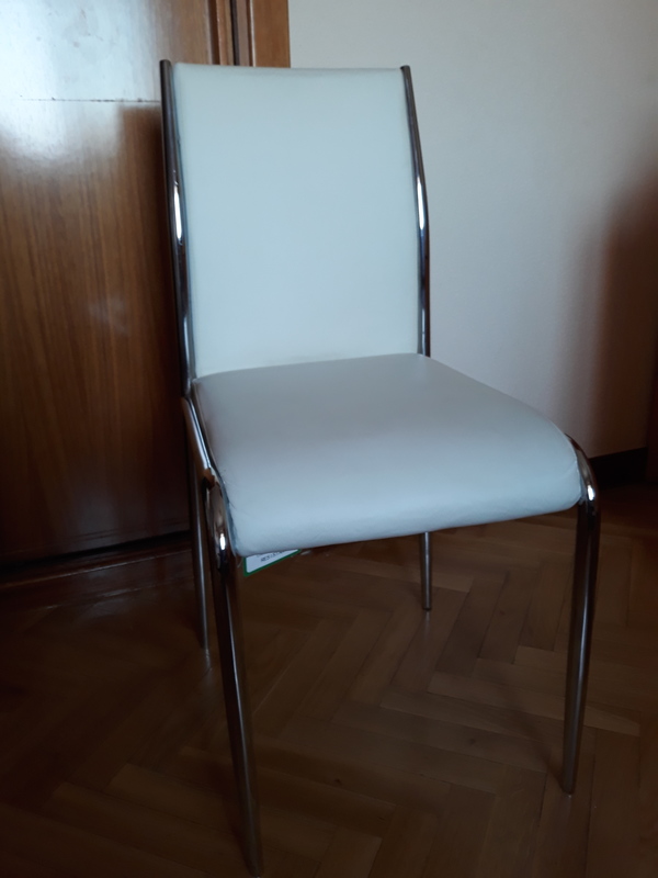 4 sillas de color blanco