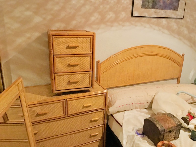 Muebles Habitación. Cabecero, cómoda, mesita y espejo.