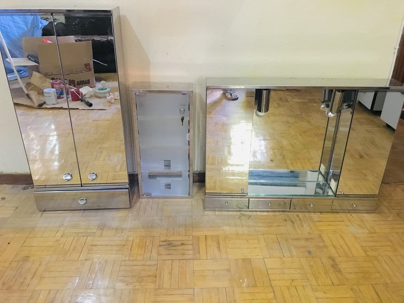 Muebles de baño cromados.