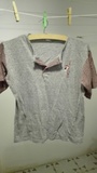 Camiseta niñ@s gris con rayitas rojas Talla 12 (1amigomio)