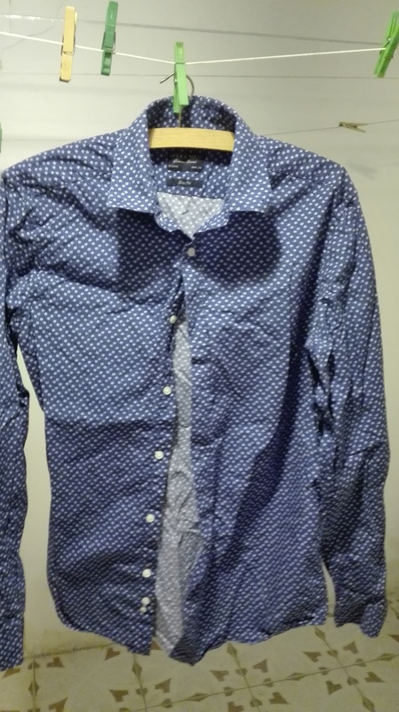 Camisa chico Azul clarito con florecitas. Talla s/2(alarifer)
