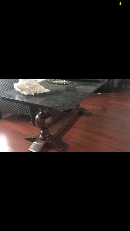 Mesa de mármol verde y madera