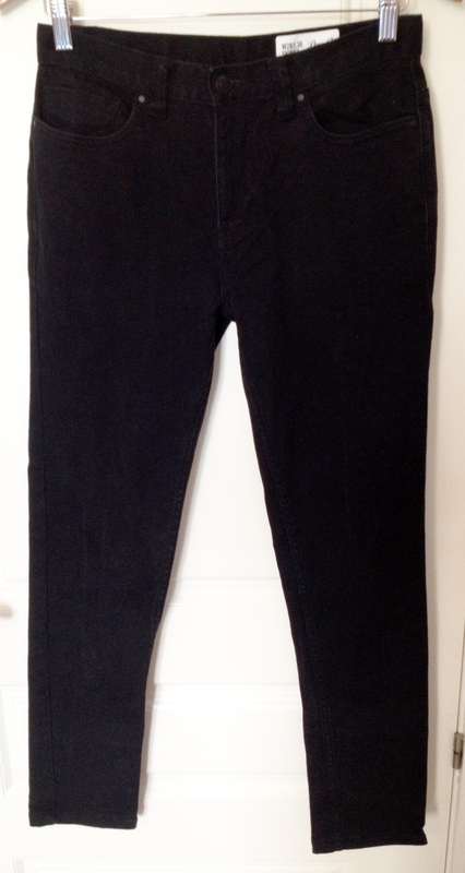Pantalón de color negro talla W28/L30 (a ismeldatdavila)