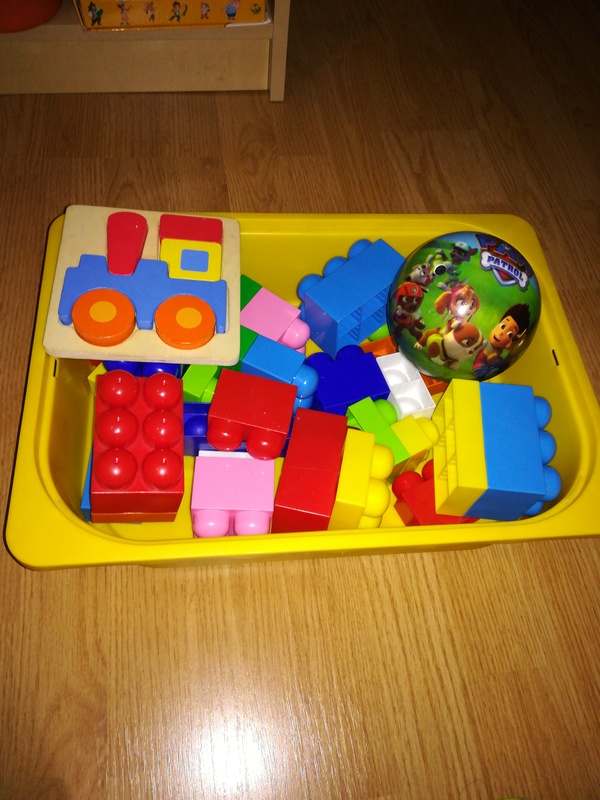 Juguetes:Piezas construcción, puzzle de madera y pelota pequeña