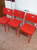 Regalo tres sillas rojas de Ikea.