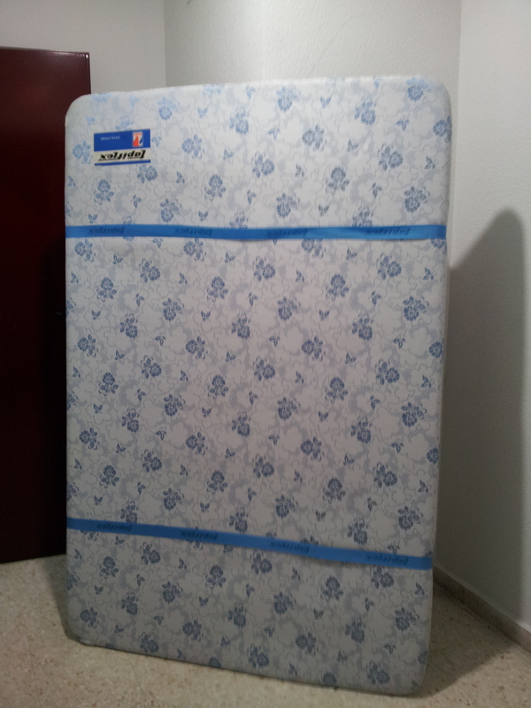 Base de colchon con patas y colchon con funda