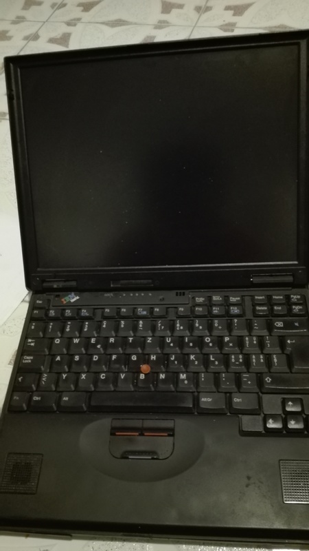 Portatil IBM think pad modelo 2645. Es antiguo, unas veces arranca y otras no(jasuni)