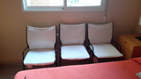 3 sillas de estructura metálica y asiento y respaldo de tela