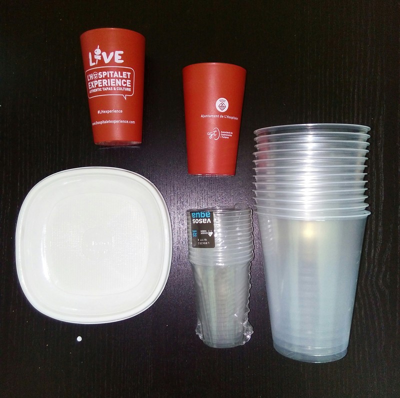 Vasos y platos de plástico