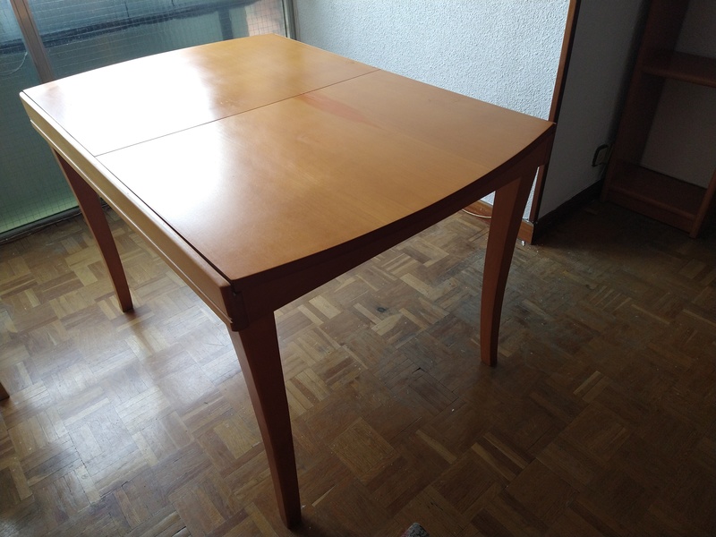 Mesa extensible en madera color cerezo