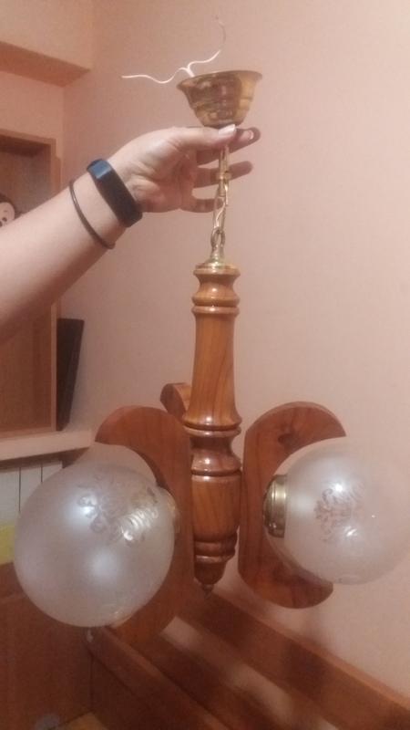 lámpara de madera de 3 focos. 