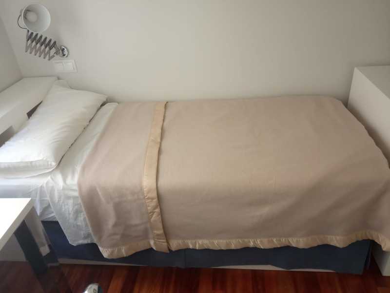 Regalo cama 190 de largo por 90 cms de ancho en muy buen estado.