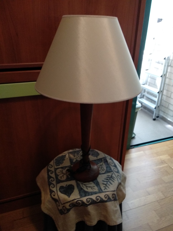 REGALO LAMPARA CON PEQUEÑA MESA Y BOMBILLA AHORRO