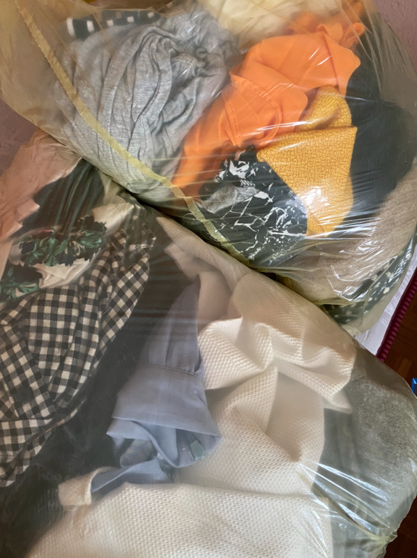 Dos bolsas de ropa de chica