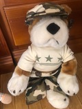 peluche perro buldog vestido de militar
