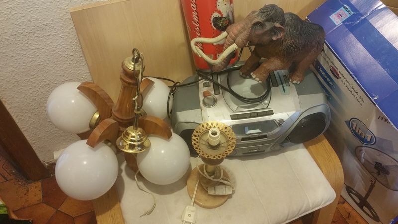 Regalo radio casetera CD, lámparas, juguete mamut, y varios ropa de mujer talla L y M 