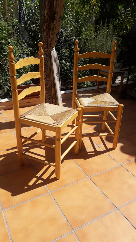 Regalo 2 sillas de madera y mimbre