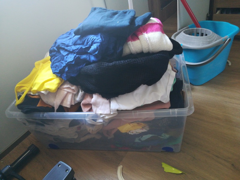 Caja de ropa de segunda mano