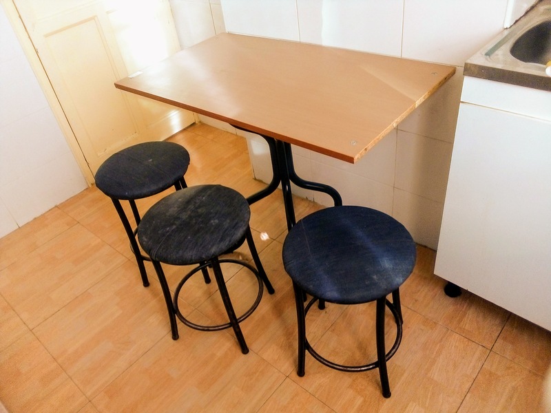Regalo mesa + tres taburetes.