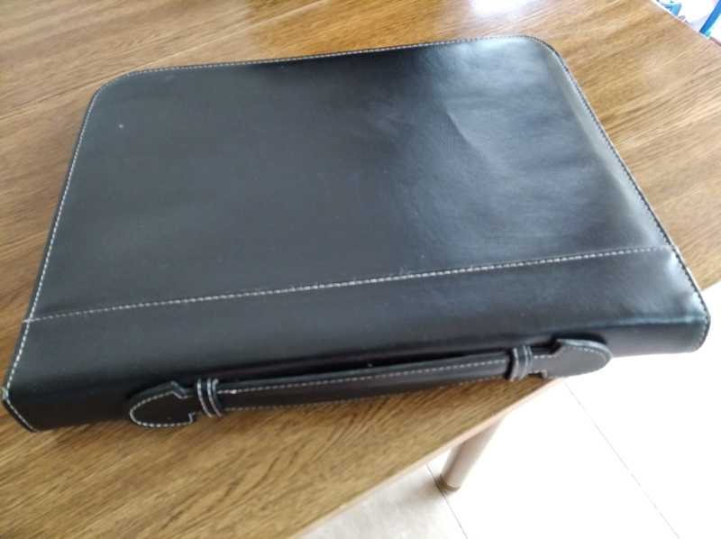 Carpeta maletín con asa color negro