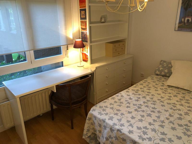 Se regala mesa de estudio blanca lacada.