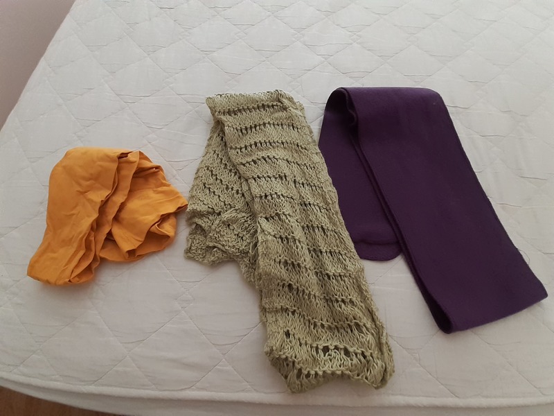 2 bufandas abrigadoras y una panty color mostaza talla S casi nueva