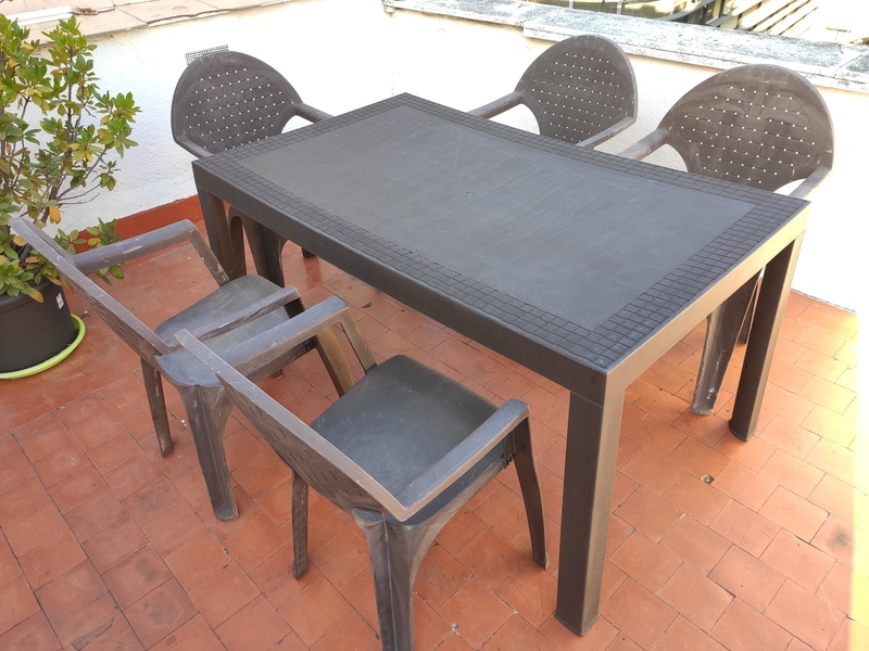 Mesa de jardín con cinco sillas