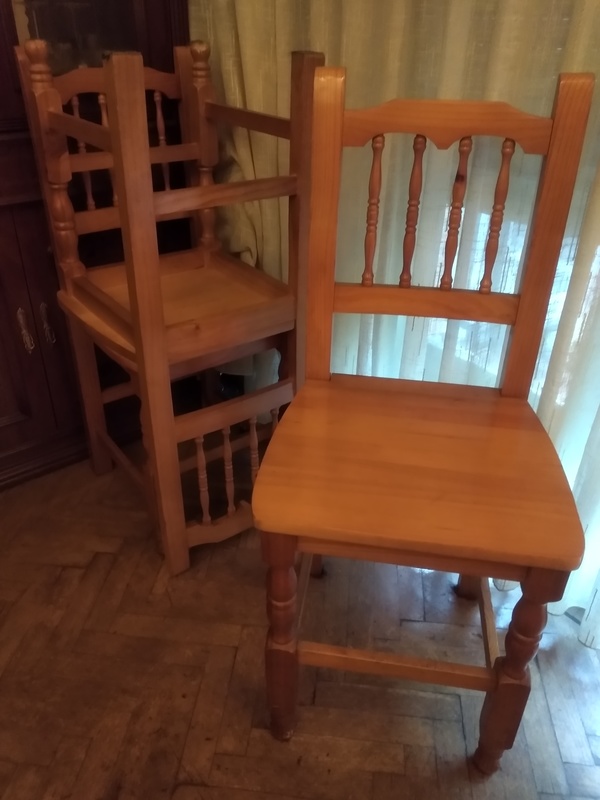 3 sillas de madera de pino