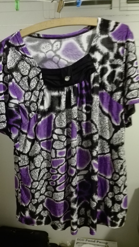 Camiseta/Camisola adornos violetas. Talla XXL(maria c.Rodríguez)