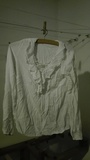 Camisa blanca con cuello volantes. Talla S(jasuni)