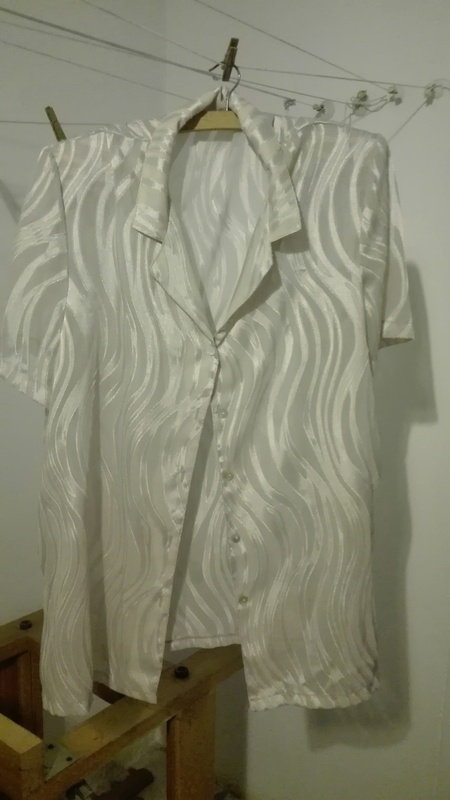 Camisa larga con rayas brillantes. Talla 56