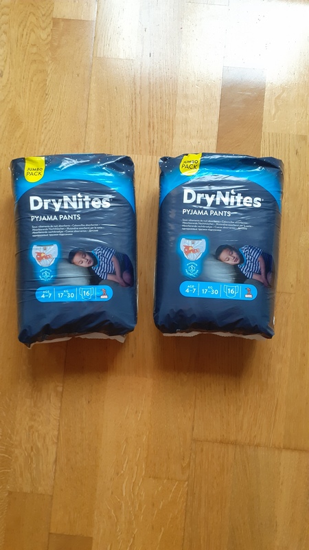 Dos bolsas de pañales Dry nites sin abrir