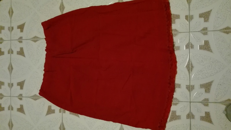 Falda roja calada Talla 54 lleva gomas en la cintura