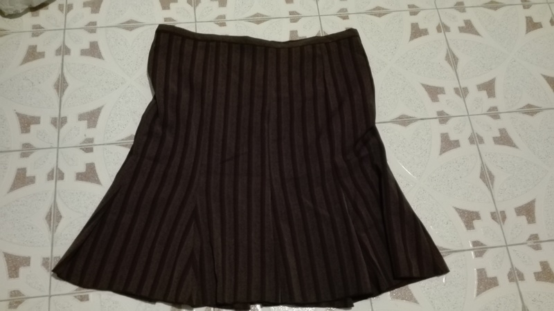 Falda marron con rayas. Talla 54