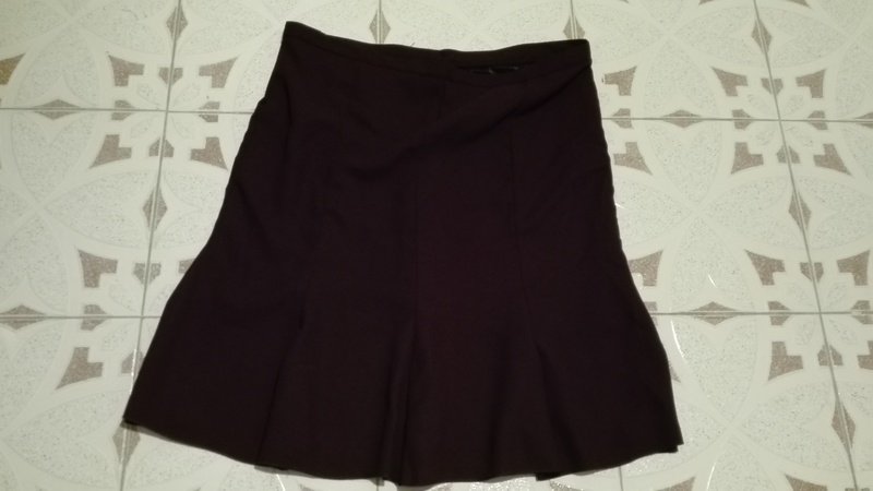 Falda color vino con volantes. Talla 54