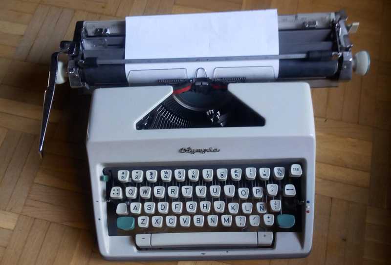 Máquina de escribir. Creo que funciona, solo habría que poner a punto