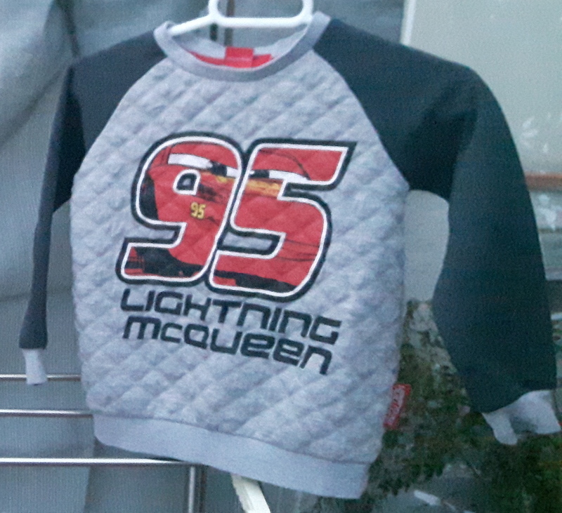 8. SUDADERA GRIS CON DISEÑO "CARS" PARA PEQUES