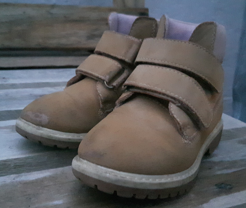 17. BOTAS DE VELCRO BEIS PARA PEQUES